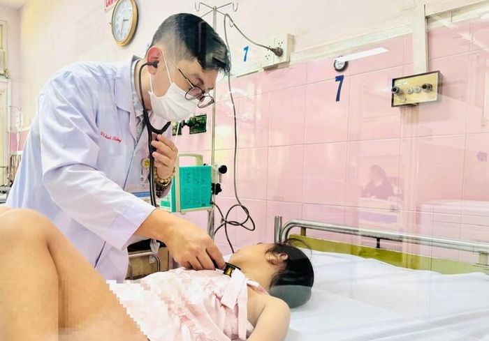 Bệnh nhi nghi ngộ độc đang điều trị tại Bệnh viện Nhân dân Gia Định. Ảnh: BVCC.