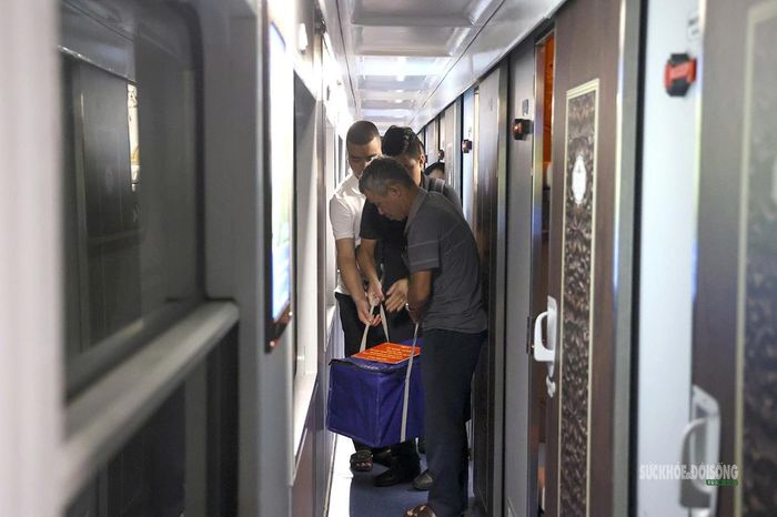 Các lực lượng phối hợp đưa hài cốt liệt sĩ rời đoàn tàu. Ảnh: Tuấn Anh