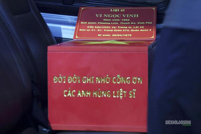 Thông tin liệt sĩ Vi Ngọc Vinh được đặt trang trọng bên hài cốt. Ảnh: Tuấn Anh