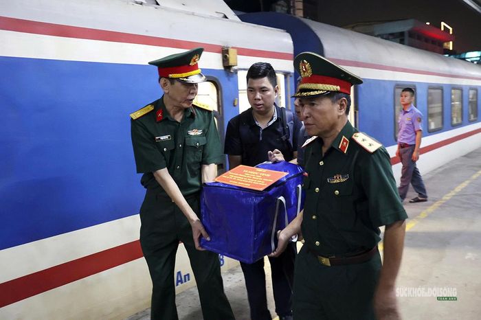 Hài cốt liệt sĩ Vi Ngọc Vinh được đưa xuống đoàn tàu tại Ga Hà Nội. Ảnh: Tuấn Anh