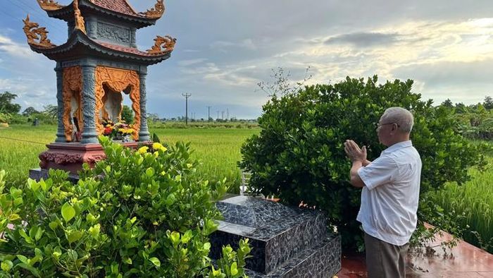 Ông Vũ Tiến Thuật (cháu ruột liệt sĩ Vũ Văn Hữu), lặng lẽ thắp từng nén hương trên lầu thờ các liệt sĩ. Ảnh: Tiến Sinh