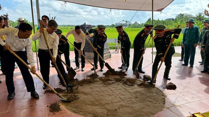 Lực lượng chức năng và cán bộ quân đội triển khai những phần việc đầu tiên phục vụ công tác tìm kiếm, quy tập hài cốt liệt sĩ tại khu vực Mả Chìa, xã Vĩnh Bảo, TP Hải Phòng. Ảnh: Tiến Sinh