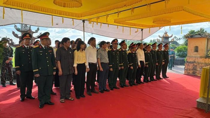 Lãnh đạo Thành phố cùng các lãnh đạo Quân đội làm lễ dâng hương tưởng niệm. Ảnh: Tiến Sinh