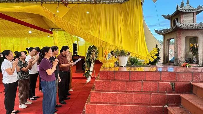 Thân nhân các liệt sĩ thắp hương trước khi lực lượng chức năng triển khai công tác tìm kiếm, quy tập hài cốt. Ảnh: Tiến Sinh