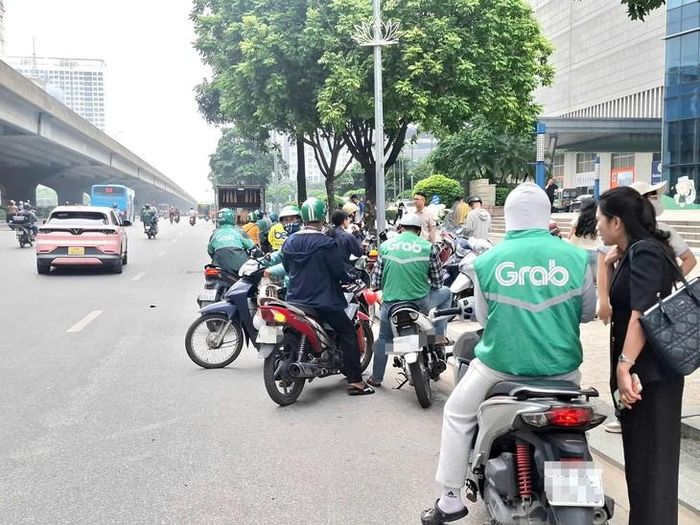 Nhiều người làm nghề xe ôm công nghệ vì áp lực mưu sinh. Ảnh: Quỳnh Mai.