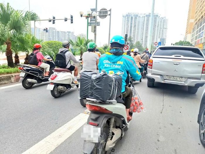 Ngoài chở khách, tài xế xe công nghệ còn nhận giao hàng. Ảnh: Quỳnh Mai.
