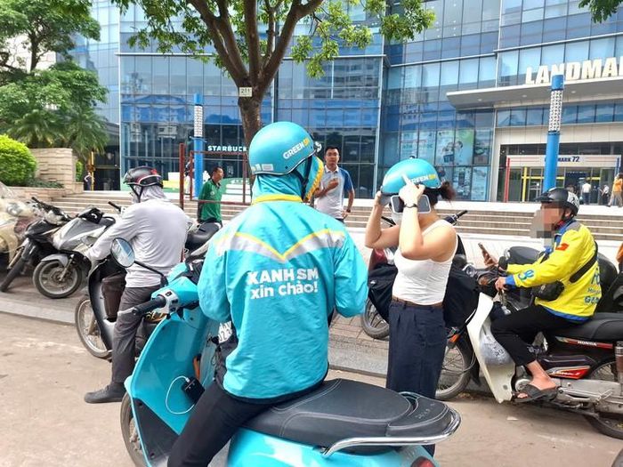 Tài xế công nghệ với công việc hằng ngày của mình. Ảnh chỉ có tính minh họa, không liên quan đến bài viết. Ảnh: Quỳnh Mai.