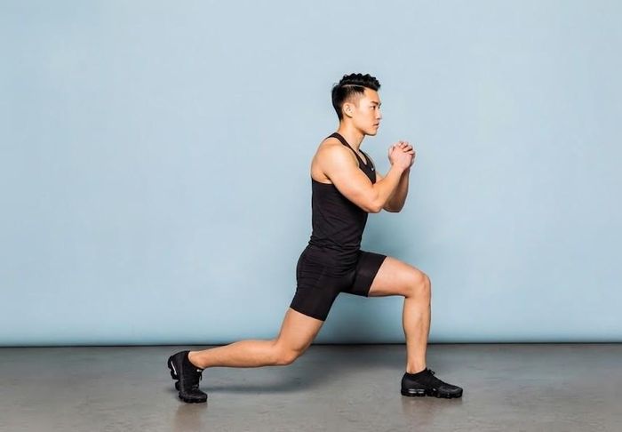Squat lệch chân - rèn sức mạnh từng chân. Ảnh: AI.