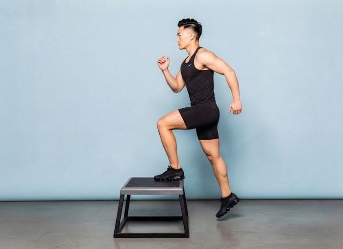 Bước lên bục - tăng khả năng tạo lực khi chống một chân. Ảnh: AI.