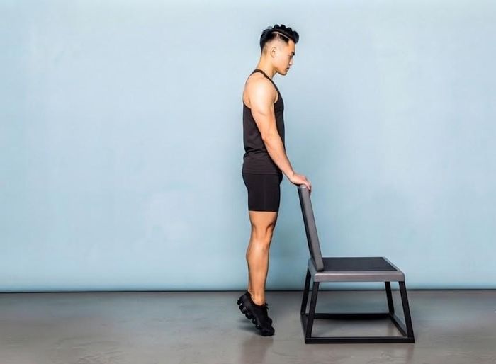 Nâng gót là bài tập đơn giản để tăng sức mạnh nhóm cơ bắp chân. Ảnh: AI.