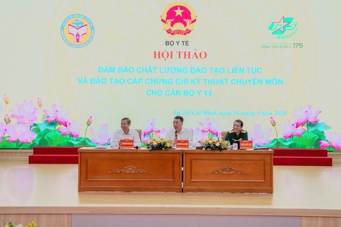 Hội thảo nhằm thống nhất cách hiểu, hướng dẫn triển khai các quy định về đào tạo, đồng thời quán triệt việc cắt giảm thủ tục hành chính, tăng quyền chủ động cho các đơn vị và tăng cường hậu kiểm nhằm bảo đảm chất lượng đào tạo nhân lực y tế. Ảnh: P.T.