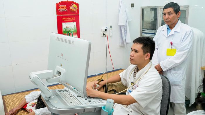 Người dân được thăm khám, sàng lọc bệnh. Ảnh: BT.