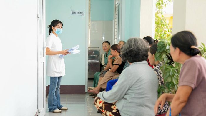 Tại chương trình, người dân được tư vấn phòng bệnh. Ảnh: BT.