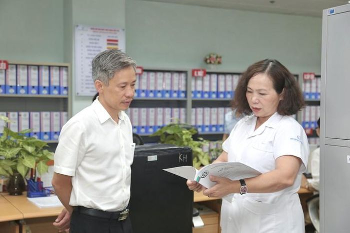 PGS.TS.BS Nguyễn Mạnh Khánh (bên trái ảnh) trao đổi chuyên môn với TS.BS Trần Lan Anh, Giám đốc BVĐK số 1 Lào Cai. Ảnh: BVCC.