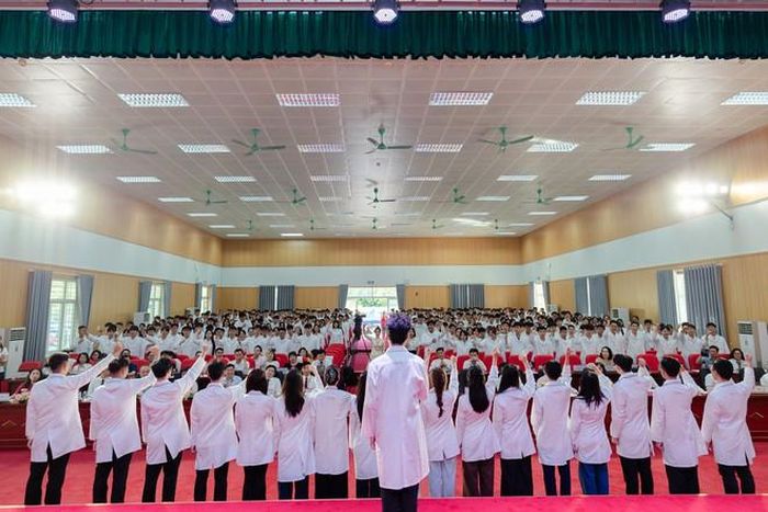 Tân sinh viên cam kết hoàn thành tốt nhiệm vụ học tập và rèn luyện y đức.