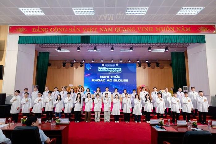 Điểm nhấn xúc động của lễ chào năm học mới là Nghi thức Khoác áo blouse. Giây phút chiếc áo trắng được khoác lên vai cũng là thời khắc các tân sinh viên chính thức gánh vác sứ mệnh bảo vệ, chăm sóc sức khỏe nhân dân.