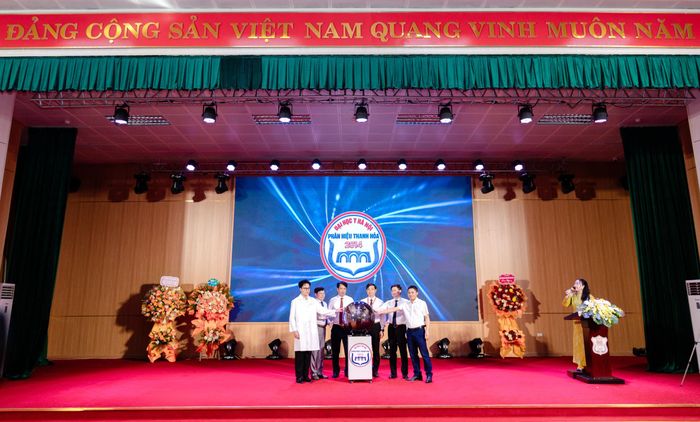 Khép lại chương trình, nghi thức "Thắp sáng hành trình" đã truyền ngọn lửa tri thức và y đức từ Lãnh đạo Phân hiệu tới các thế hệ người học, tiếp thêm nhiệt huyết cho chặng đường phía trước.