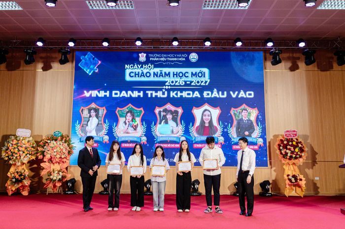 Lãnh đạo Phân hiệu Trường Đại học Y Hà Nội tại Thanh Hóa trao thưởng vinh danh các thủ khoa đầu vào các ngành khóa mới.