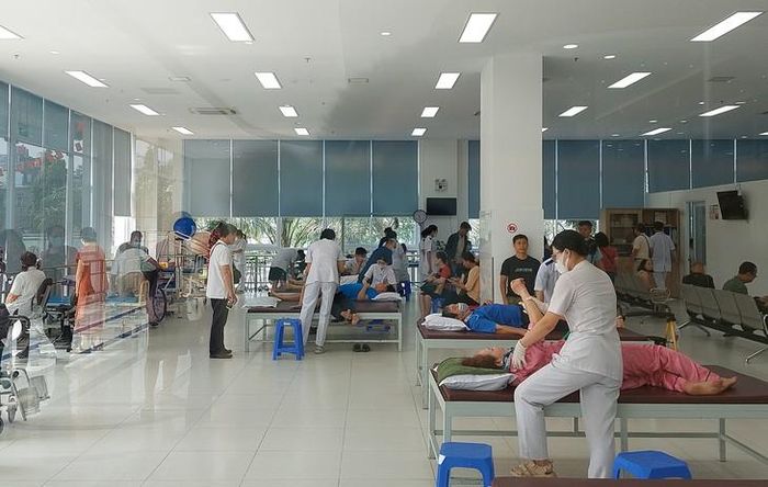 Kỹ thuật viên tập vật lý trị liệu giúp bệnh nhân tại Bệnh viện Phục hồi chức năng – Điều trị bệnh nghề nghiệp TPHCM. Ảnh: Mimosa