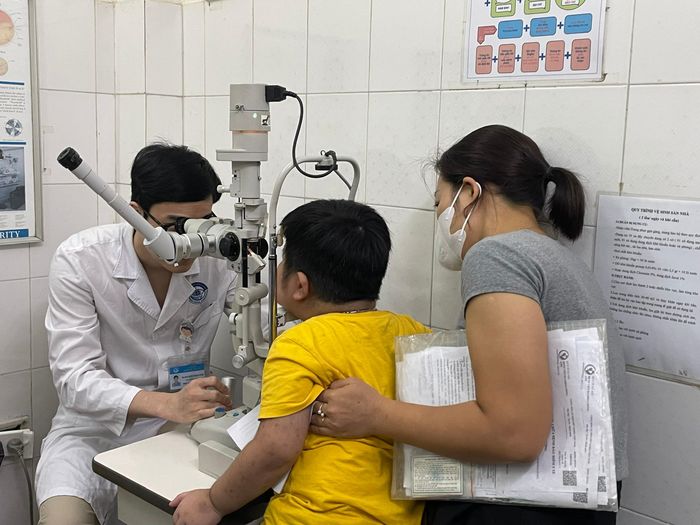 Ước tính có khoảng 3-5 triệu trẻ từ 5-15 tuổi mắc các tật khúc xạ. Ảnh: Thái Bình
