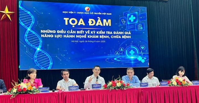 Các chuyên gia giải đáp các câu hỏi của sinh viên liên quan đến kỳ thi đánh giá năng lực hành nghề.
