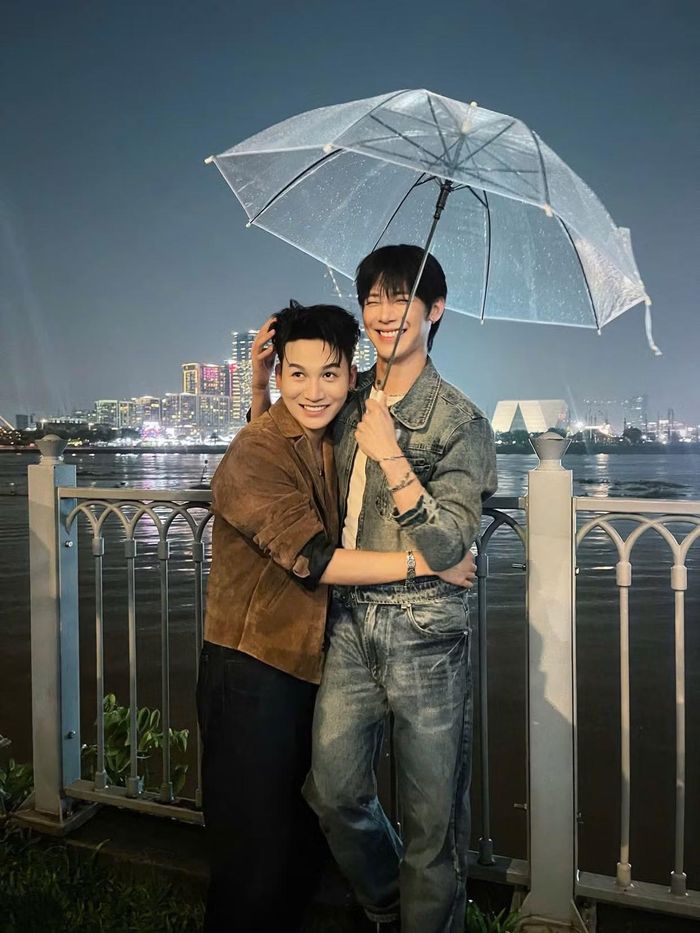  Anh em Ali Hoàng Dương và IVAN check-in LED trong cơn mưa. 