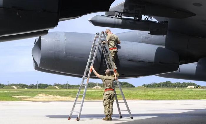 Trong toàn bộ Desert Storm, lực lượng máy bay ném bom chiến lược B-52 thực hiện 1.741 phi vụ, với 15.269 giờ bay chiến đấu và thả khoảng 27.000 tấn bom đạn.