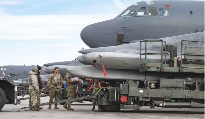 Desert Storm cũng cho thấy một hướng phát triển mới của B-52. Máy bay không nhất thiết phải tiếp cận mục tiêu ở khoảng cách gần như trước đây. Tên lửa hành trình cho phép nó phóng vũ khí từ xa, trong khi bom dẫn đường ngày càng giúp các cuộc không kích chính xác hơn.