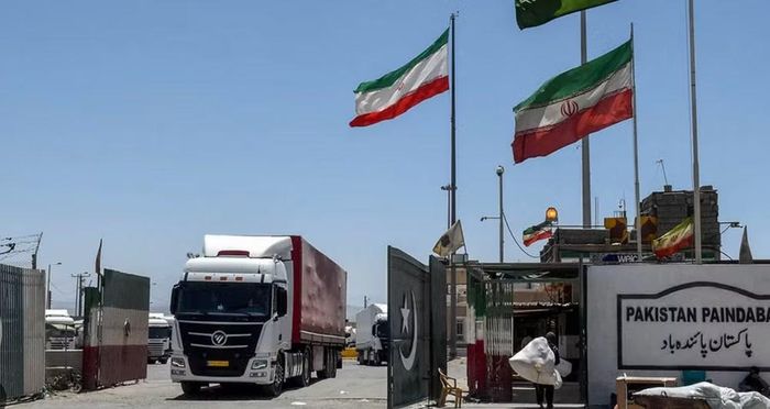 Chi phí vận chuyển cũng tăng mạnh. Chủ tịch Phòng Thương mại Iran - Trung Quốc Majidreza Hariri từng cảnh báo việc chuyển hàng từ Trung Quốc sang Iran bằng đường bộ có thể tốn khoảng 12.000 USD/container, cao gấp 4 lần đường biển.