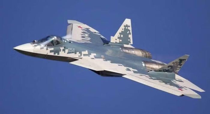Tuy nhiên theo ông Lipovoy, thiết kế kỹ thuật của Su-57 vẫn chưa thể được coi là phiên bản cuối cùng - đây chỉ là biến thể tạm thời khi nói: "Vùng phòng không là một bãi thử nghiệm tốt cho thiết bị".