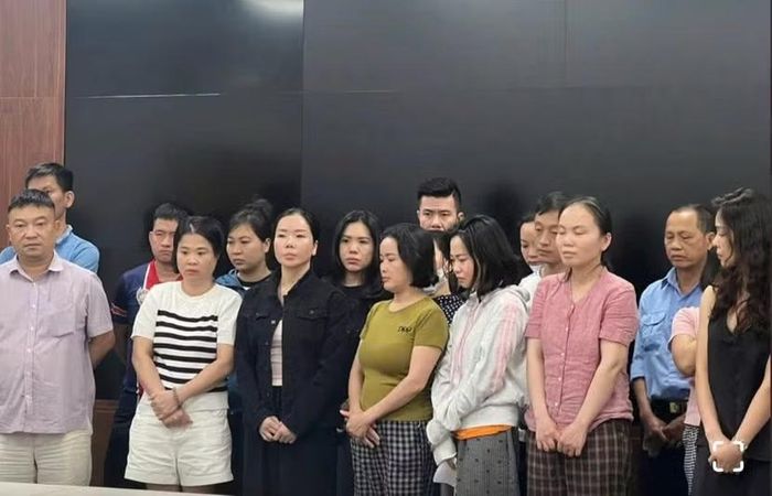 Cựu Viện trưởng Viện Pháp y tâm thần Trung ương Trần Văn Trường (ngoài cùng, hàng trên, bên trái) và loạt bị cáo liên quan.