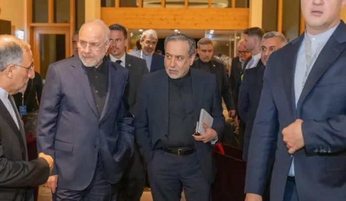 Ngoại trưởng Iran Abbas Araghchi cũng duy trì các kênh tiếp xúc với Washington. Ông đã gặp đặc phái viên Mỹ Steve Witkoff và Jared Kushner tại New York thông qua trung gian.