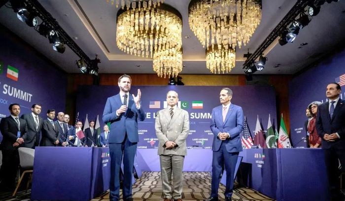 Trong MOU hồi tháng 6, vấn đề Hormuz cũng chiếm vị trí quan trọng. Iran cam kết tạo điều kiện cho tàu thương mại qua lại trong thời gian chuyển tiếp, trong khi Mỹ bắt đầu dỡ bỏ phong tỏa hải quân. Văn bản đồng thời dành tối đa 60 ngày để hai bên đàm phán một thỏa thuận cuối cùng.