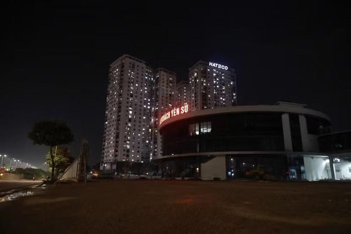 Nhìn từ mặt đất, công trình hiện lên bề thế. Bến xe nằm lọt giữa khu vực đang phát triển mạnh về hạ tầng, kế cận các tổ hợp chung cư cao tầng.