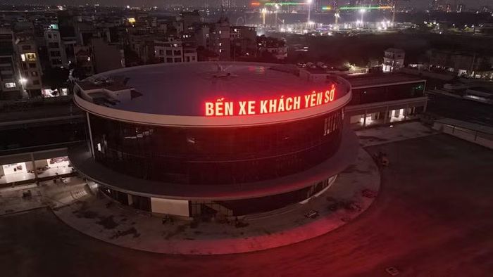 Sự tĩnh lặng của mặt sau bến xe Yên Sở về đêm. Bao quanh là sự chuyển mình của hạ tầng đô thị khu vực phía Nam Thủ đô với nhiều công trình đang thi công.
