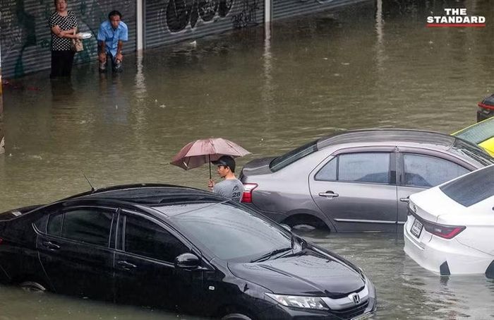 Nhiều phương tiện bị mắc kẹt ngập trong nước