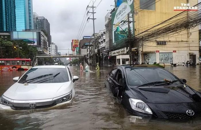 Mưa ngập tại Thon Buri, Bangkok