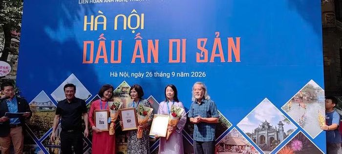 Trao giải Ba cho các tác giả