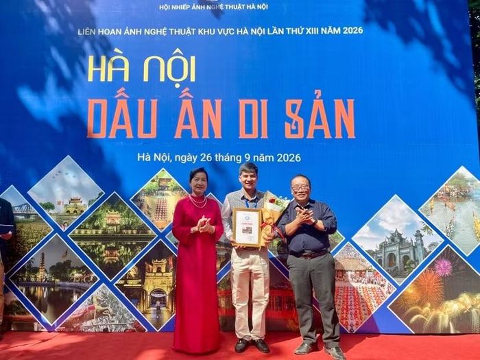 Trao Huy chương vàng cho tác giả Lê Ngọc Tú. Ảnh: Đặng Thủy
