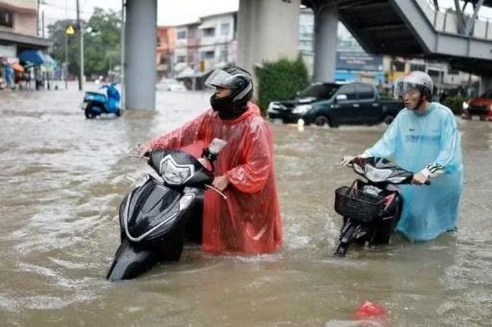 Nhiều tuyến đường ở Bangkok bị ngập, khiến giao thông đình trệ. Ảnh: AFP