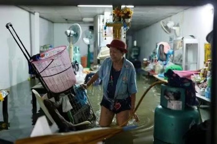 Những cơn mưa gần như liên tục đã khiến hệ thống kênh rạch của Bangkok dâng cao, đẩy dòng nước đục ngầu tràn vào các ngôi nhà, nhà hàng, cửa hiệu và ngõ hẻm xung quanh. Ảnh: AFP
