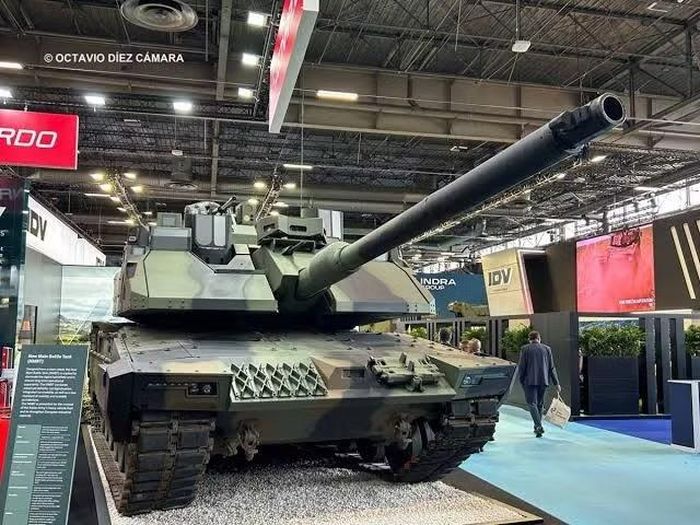 Mẫu thử nghiệm của xe tăng NMBT đã ra mắt tại Triển lãm Eurosatory 2026 khi sử dụng khung gầm Leopard 2A4 với tháp pháo mới, nhưng đại diện LRMV lưu ý cấu hình này không dành cho phiên bản sản xuất hàng loạt.
