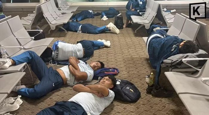 Các thành viên đội Thái Lan nằm chờ ở sân bay