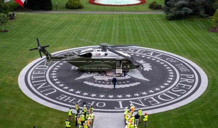VH-92A còn có cửa trượt lớn ở hai bên thân, giúp hành khách lên xuống nhanh. Đây là đặc điểm hữu ích khi Tổng thống phải di chuyển giữa Nhà Trắng, căn cứ quân sự, sân bay hoặc các địa điểm khác trong thời gian ngắn.