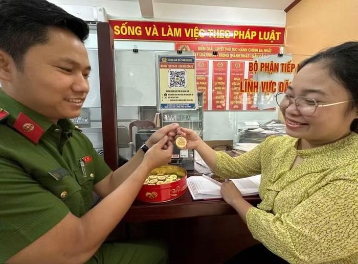 CBCS Công an xã tặng móc treo chìa khoá có in khẩu hiệu “Giải quyết thủ tục hành chính: Chuẩn mực nhất – Xử lý nhanh nhất – Ứng xử đẹp nhất – Vì Nhân dân phục vụ”