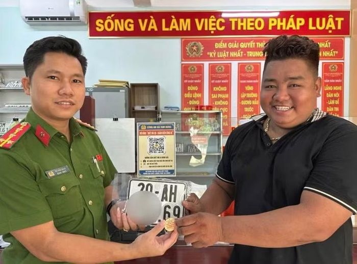 Công an xã Tam Hưng đã chuẩn bị 500 chiếc móc khóa in thông điệp của mô hình để trao tặng những công dân đầu tiên tham gia khảo sát. Món quà nhỏ này vừa là lời cảm ơn sự đồng hành của người dân, vừa là lời khẳng định về tính cầu thị lực lượng thực thi công vụ
