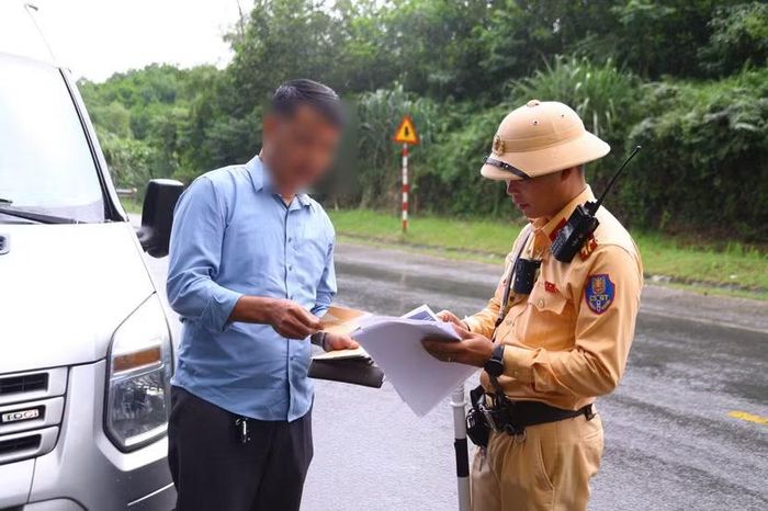 Song song với xử phạt là nâng cao công tác tuyên truyền để lái xe tự giác chấp hành đảm bảo tốc độ trên tuyến, phòng ngừa tai nạn giao thông