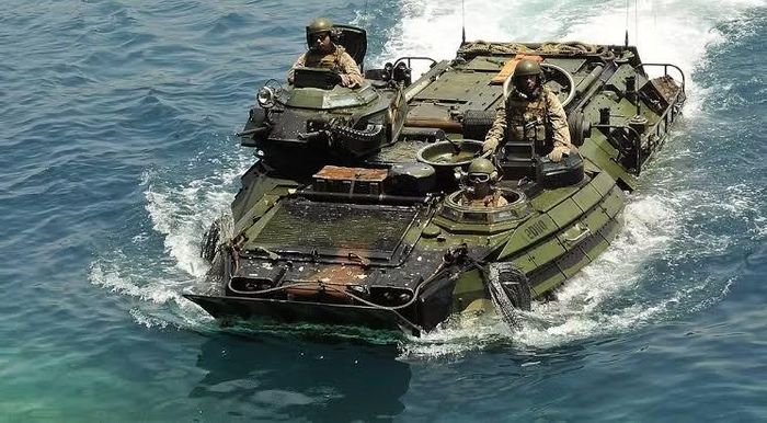 Tới cuối thập niên 1990, các xe AAV-7 trải qua một giai đoạn hiện đại hóa lớn khác, bao gồm động cơ mới và hệ thống treo được cải tiến.