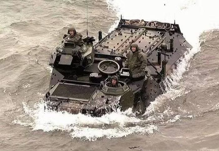 Xe bọc thép lội nước AAV-7 được đưa vào từ phục vụ năm 1972. Phương tiện này tích hợp sẵn động cơ phản lực nước và đường dốc ở đuôi, giúp đẩy nhanh quá trình đưa binh lính từ tàu lên bờ.