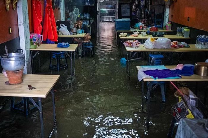 Quán ăn ở Bangkok bị ngập trong nước ngày 27-9-2026